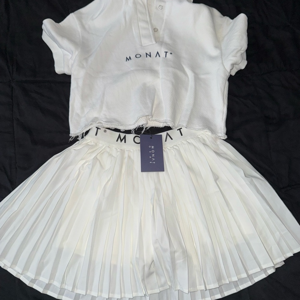 Woman Monat skirt and crop top